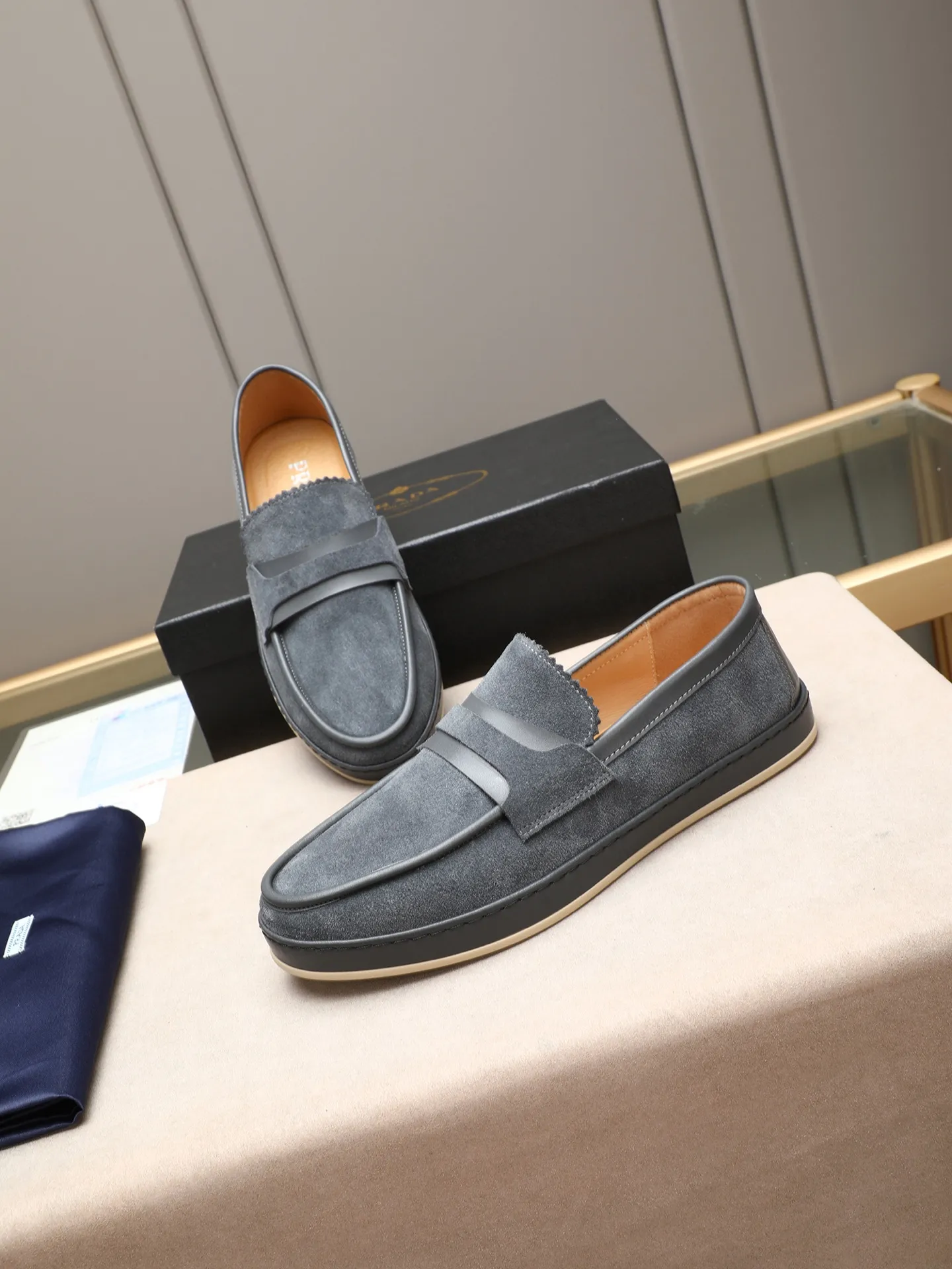 Men's men's shoes 💰P420 🆕🔥New update🔥👟PRADA (Prada) new products are released, imported soft cowhide, fashionable to allow air to penetrate the entire shoe, and the awesome shoes [strong] bring an extremely comfortable and breathable feeling! Beautiful inside and out! Exquisite workmanship, top-grade cowhide material, 😌Number: 38~44 (45 customized) 4 colors of black, blue, gray to choose from.